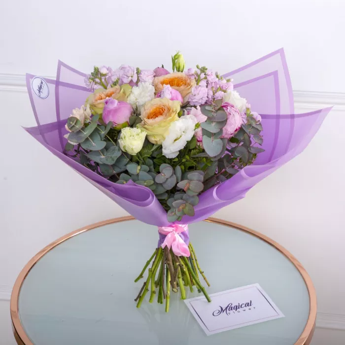 Букет с пионами и чайной розой