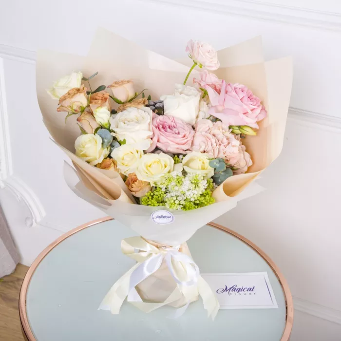 Букет с разноцветными розами и сиренью