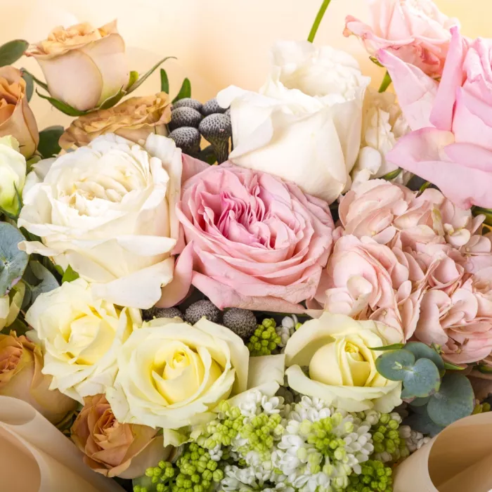 Букет с разноцветными розами и сиренью