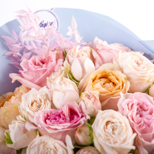 Букет на День матери с разноцветными розами