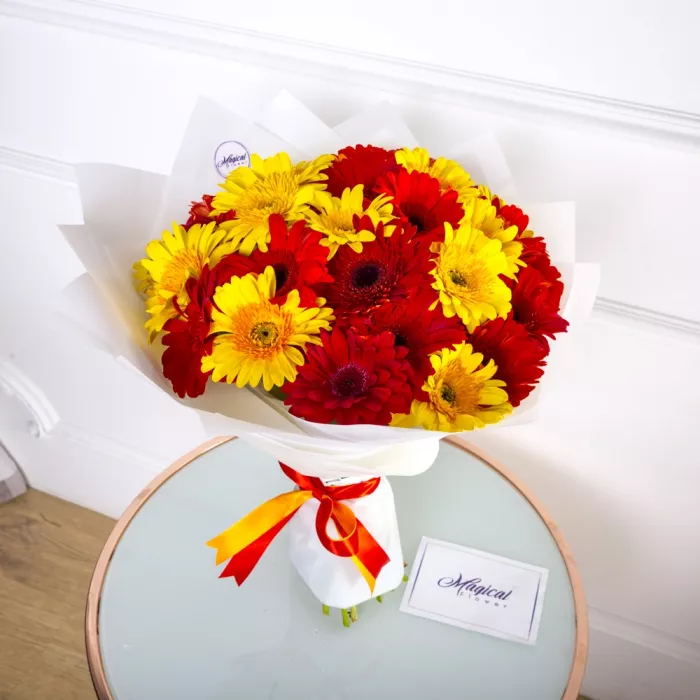 Букет из 29 разноцветных гербер