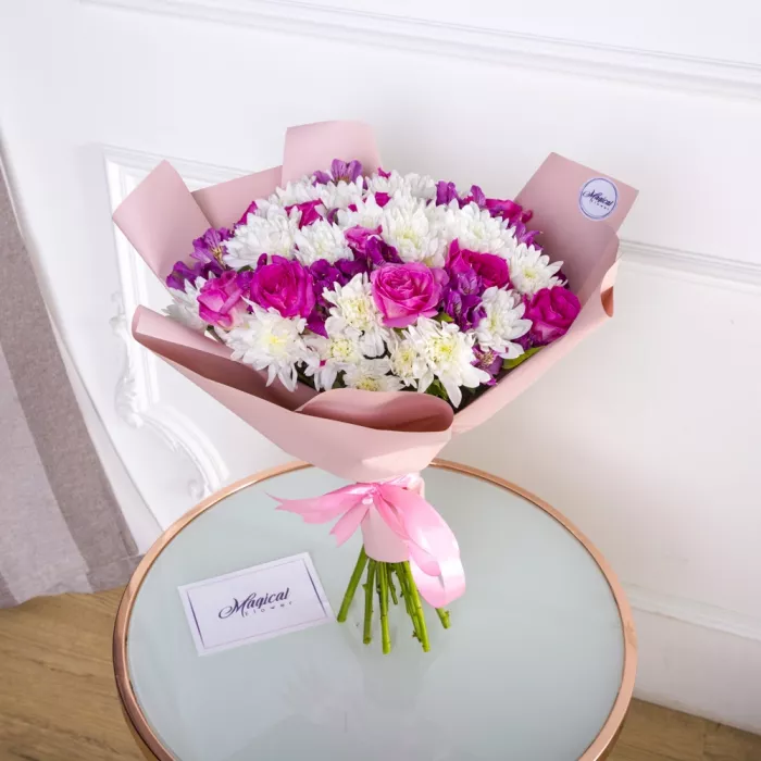 Букет из роз, хризантем и альстромерии