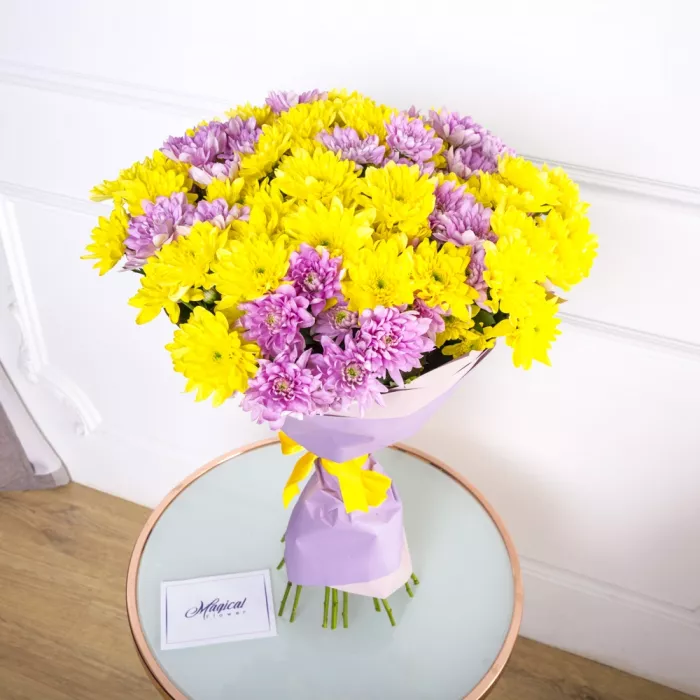 Букет из 19 разноцветных хризантем в пленке