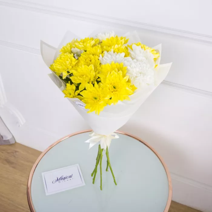 Букет из 5 разноцветных хризантем