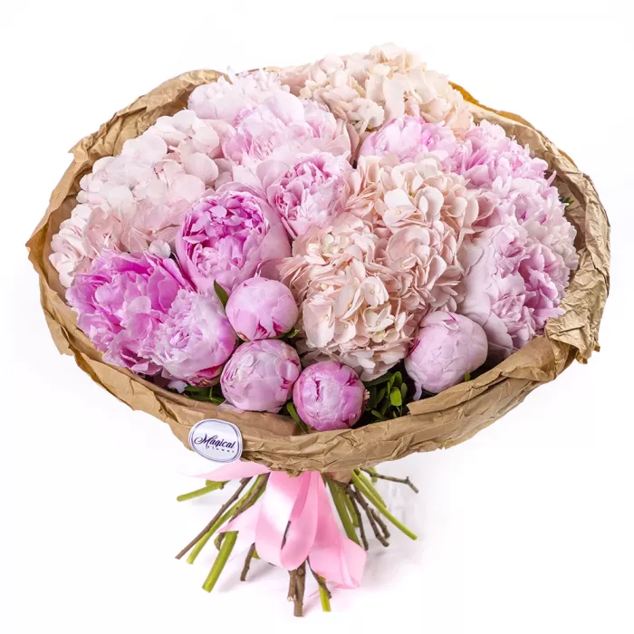 Букет из пионов и гортензий