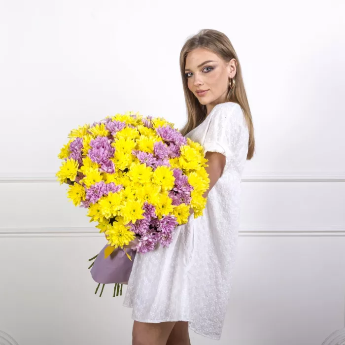 Букет из 19 разноцветных хризантем в пленке