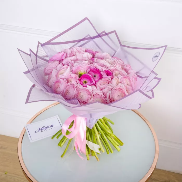 51 розовый ранункулюс