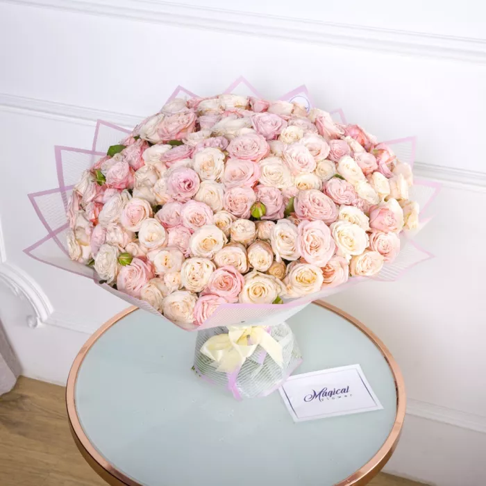 Букет из 101 разноцветной кустовой розы