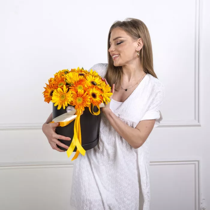 25 оранжевых гербер в шляпной коробке