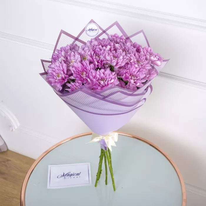 Букет из 5 фиолетовых хризантем в пленке
