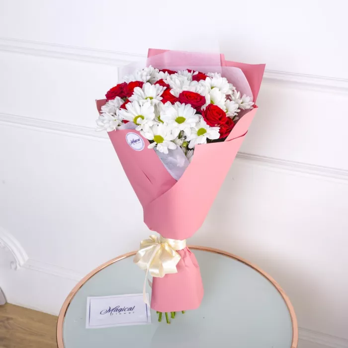 Букет из кустовых роз и хризантем