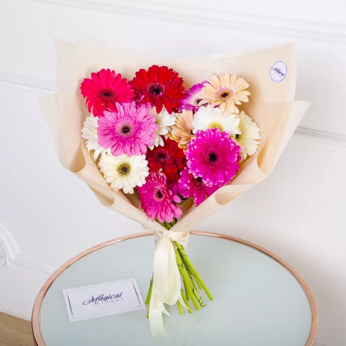 Букет из 25 разноцветных гербер в пленке