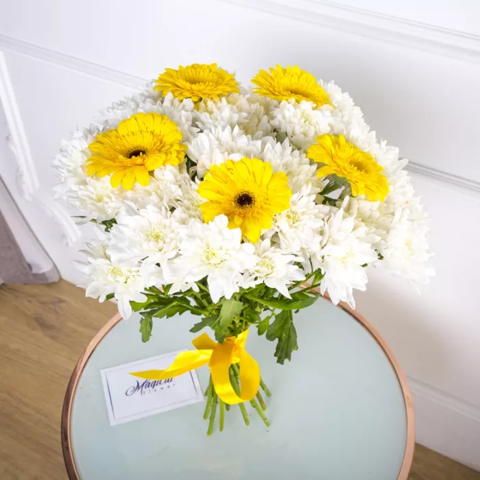 Букет из белых хризантем и гербер