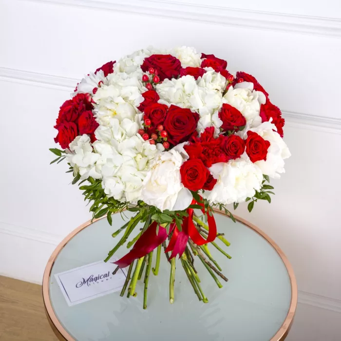 Букет из гортензий, пионов и роз - клубника в шоколаде в подарок!