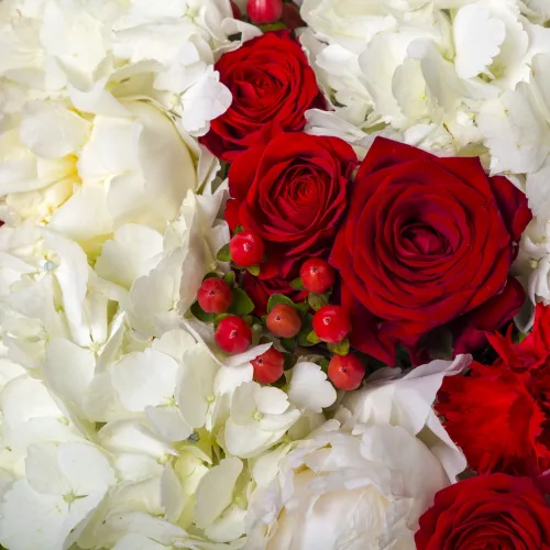 Красно-белый букет из гортензий, пионов и роз