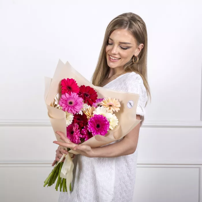 Букет из 25 разноцветных гербер в пленке