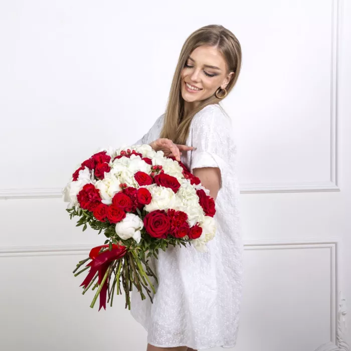 Букет из гортензий, пионов и роз - клубника в шоколаде в подарок!