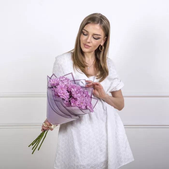 Букет из 5 фиолетовых хризантем в пленке