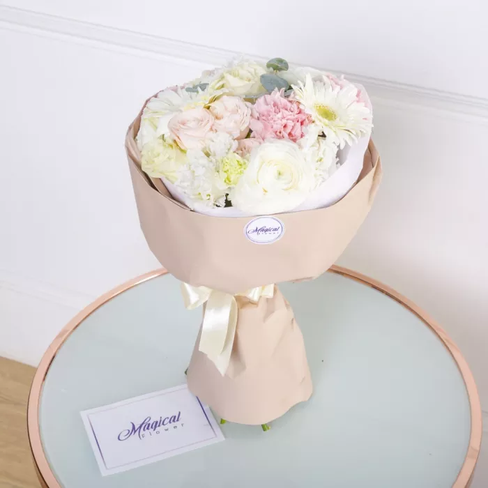 Букет из роз, гербер и ранункулюсов