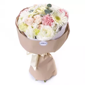 Букет из роз, гербер и ранункулюсов