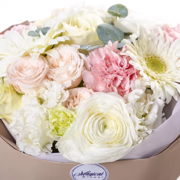 Букет из роз, гербер и ранункулюсов