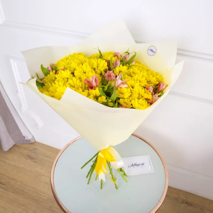 Букет из 11 желтых хризантем и альстромерий