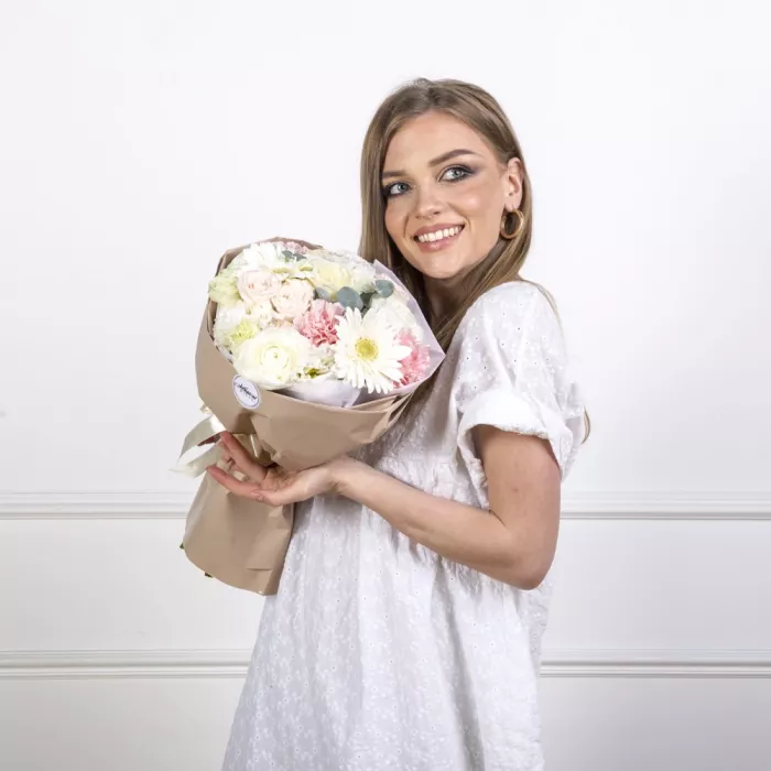 Букет из роз, гербер и ранункулюсов