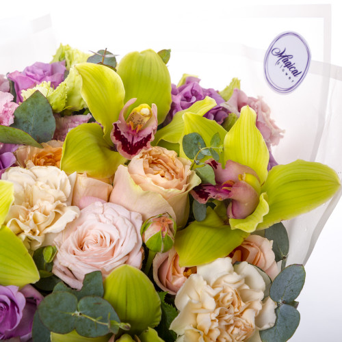 Букет на День матери из орхидей, роз и эустомы