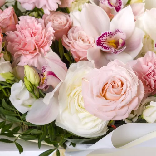 Букет на День матери из ранункулюсов, роз и орхидей