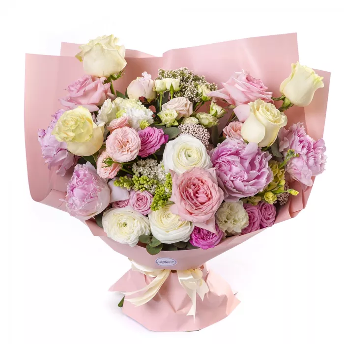 Букет из роз, пионов и ранункулюсов