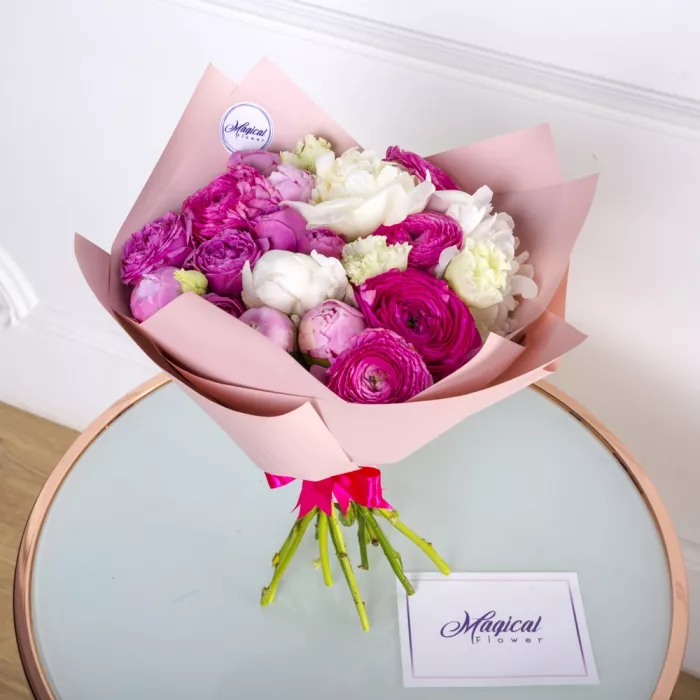 Букет из роз и ранункулюсов