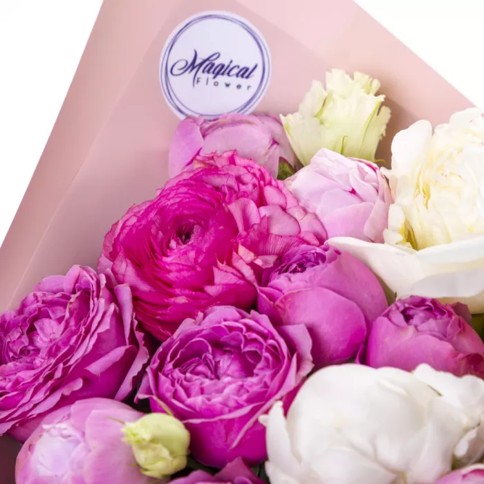 Букет из роз и ранункулюсов