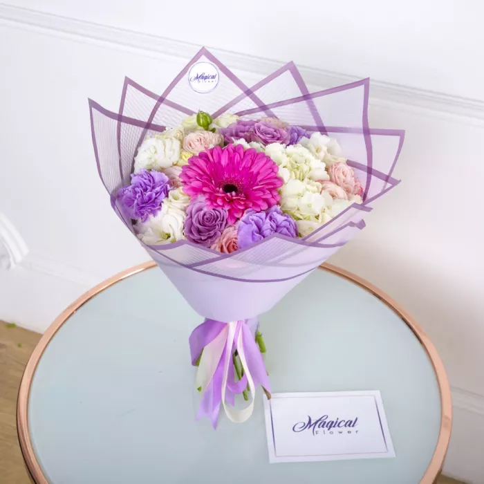 Букет из роз, диантуса и гортензии