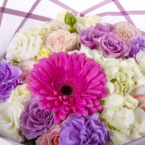 Букет цветов на день семьи из роз, диантуса и гортензии