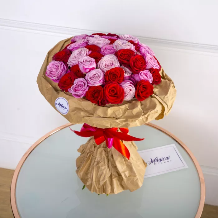 Букет из 23 разноцветных кустовых роз