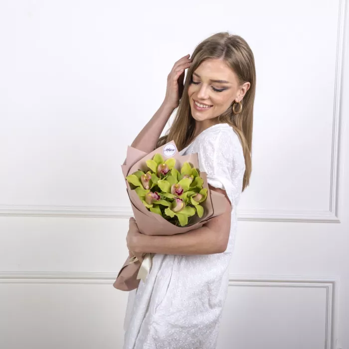 Букет из 7 розовых орхидей