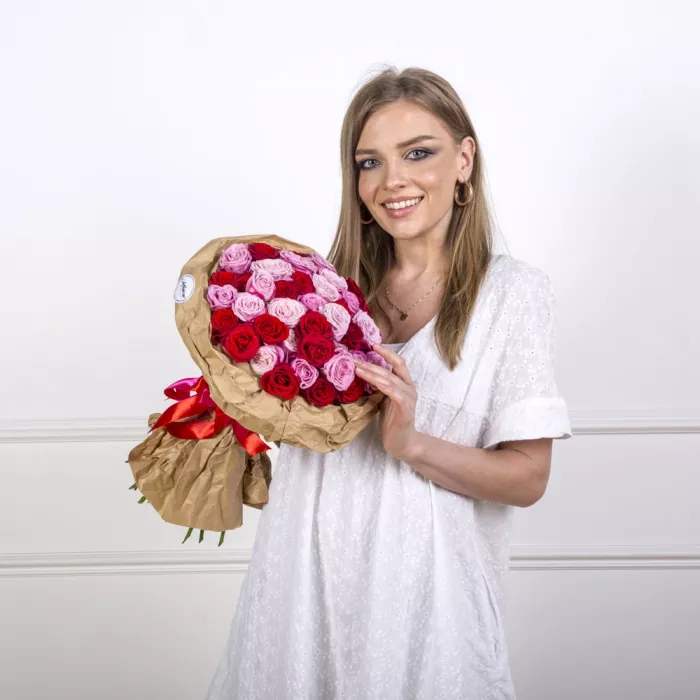 Букет из 23 разноцветных кустовых роз