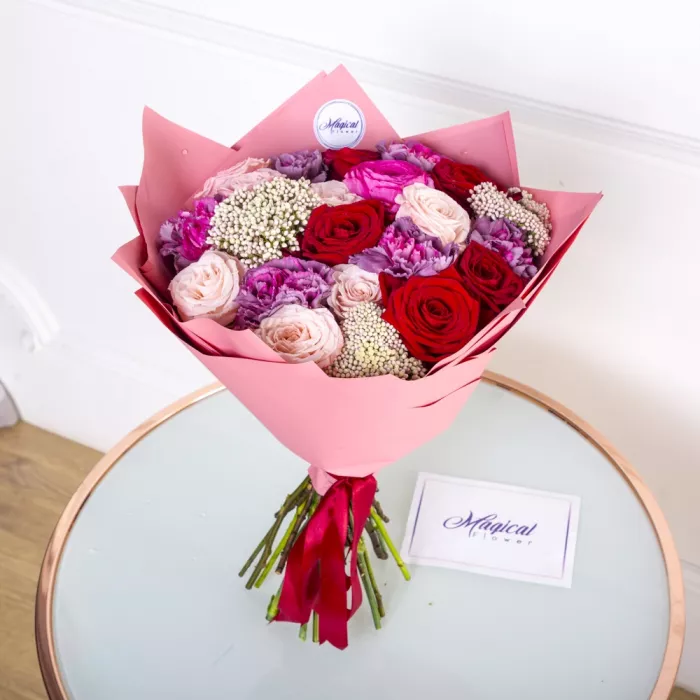 Букет из роз, диантуса и озотамнуса