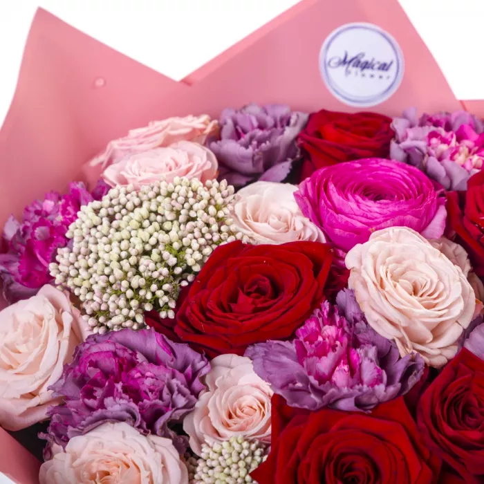 Букет из роз, диантуса и озотамнуса