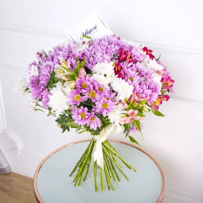 Букет из 19 разноцветных хризантем