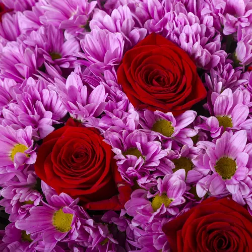 Дизайнерский букет цветов из роз и сиреневых хризантем
