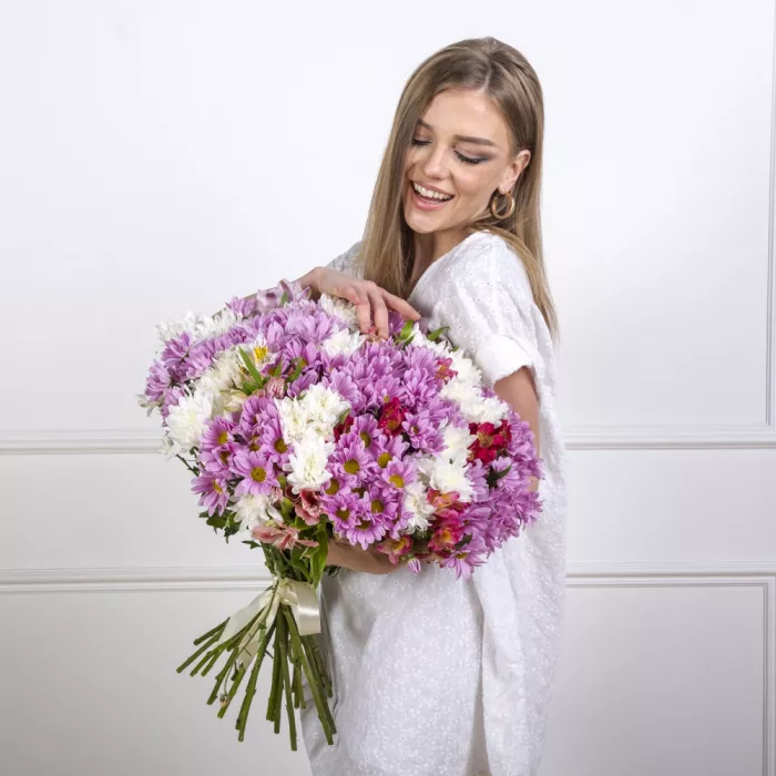 Букет из 19 разноцветных хризантем