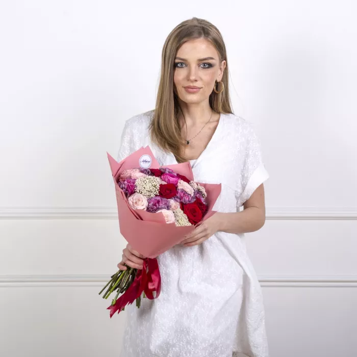 Букет из роз, диантуса и озотамнуса