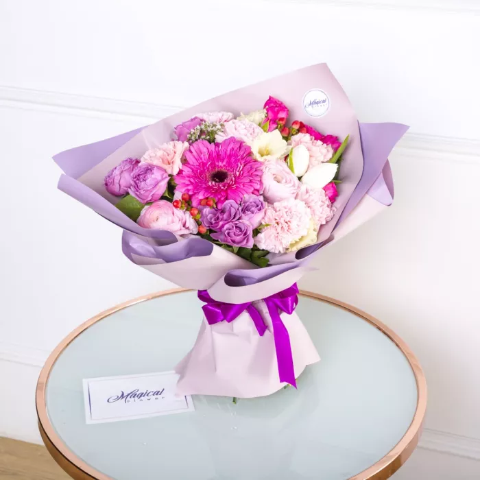 Букет из роз, тюльпанов и нарциссов