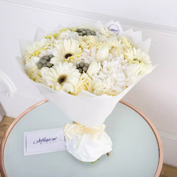 Букет из роз, хризантем и тюльпанов