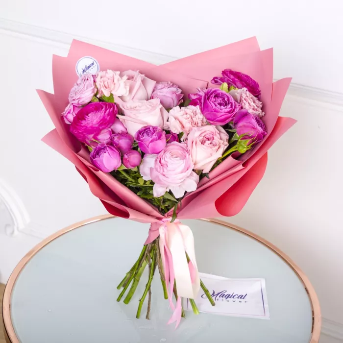 Букет из ранункулюсов и роз