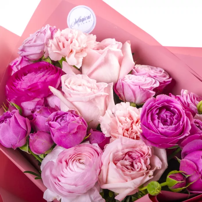 Букет из ранункулюсов и роз