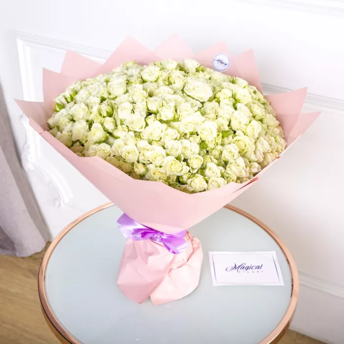 Букет из 101 белой кустовой розы Букет из 101 белой кустовой розы