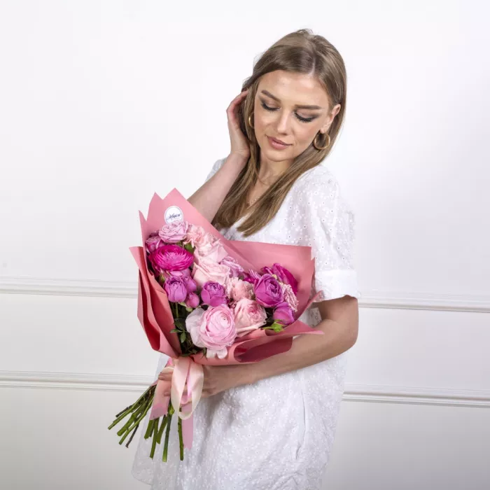 Букет из ранункулюсов и роз