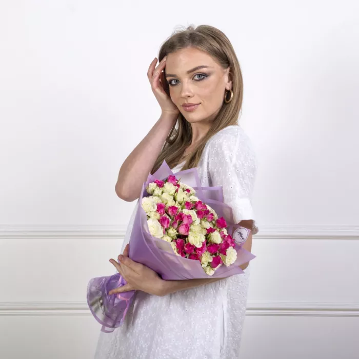 21 разноцветная кустовая роза